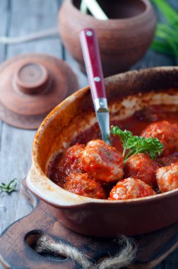 Tatlı ve ekşi domates soslu köfte.