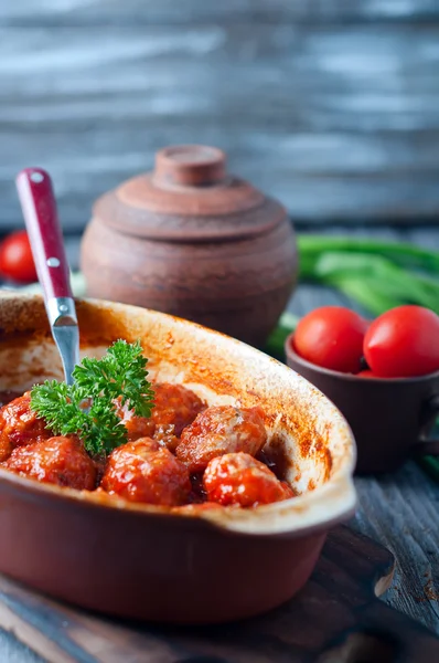 Tatlı ve ekşi domates soslu köfte.