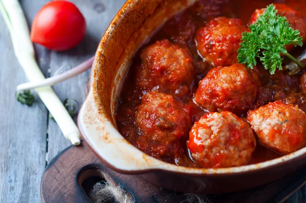 Tatlı ve ekşi domates soslu köfte.
