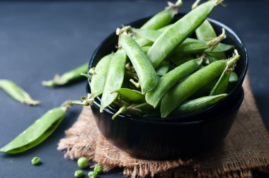 Taze, genç, soyulmamış yeşil bezelye