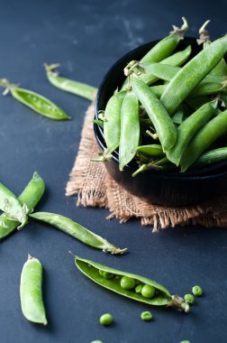 Taze, genç, soyulmamış yeşil bezelye