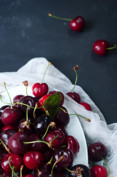 Fresh cherries in plate — Stock Photo, Image