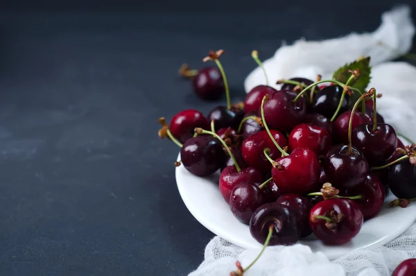 Fresh cherries in plate — Stock Photo, Image