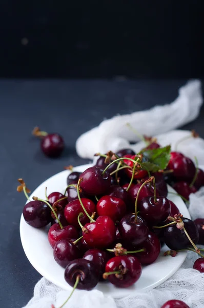 Свежие вишни в тарелке — стоковое фото