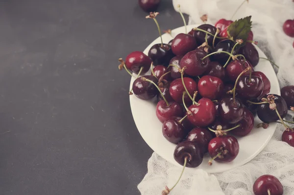 Fresh cherries in plate — Stock Photo, Image