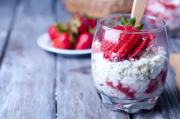 Dessert mit Erdbeeren — Stockfoto