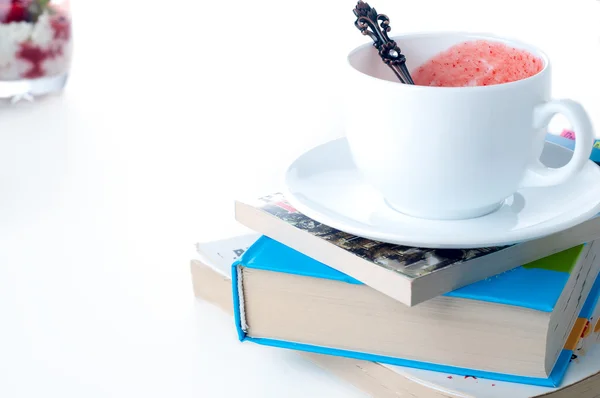 Taza de té y libro — Foto de Stock