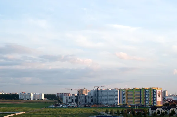 Город во время теплого заката — стоковое фото