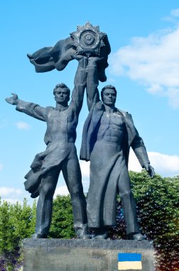 1982 yılında inşa Rus ve Ukraynalı halkları arasındaki dostluk simgeleyen işçi tasvir anıt