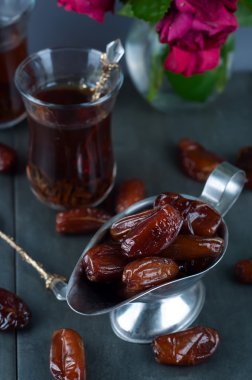 Geleneksel Arapça çay ve kuru tarihler.