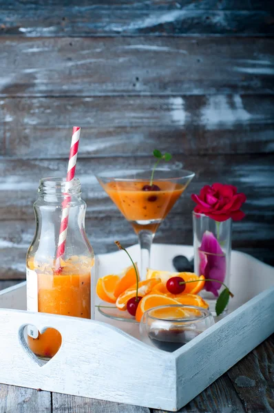 Tropik smoothie cam şişelerde — Stok fotoğraf