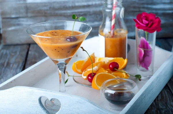 Oranžový koktejl s ledem ve sklenici — Stock fotografie