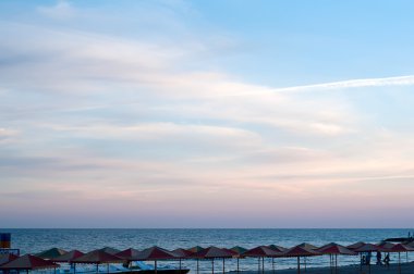 Gün batımında deniz ve gökyüzü.