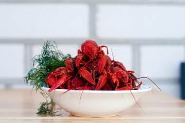 Yeşil plaka ile haşlanmış crayfishes