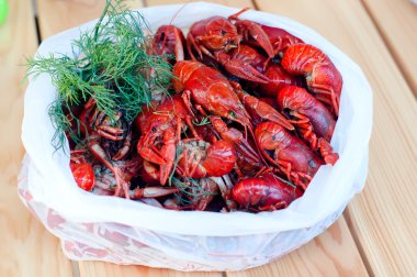 Yeşil plaka ile haşlanmış crayfishes