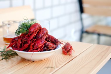 lezzetli haşlanmış crayfishes ve bira eski tablo