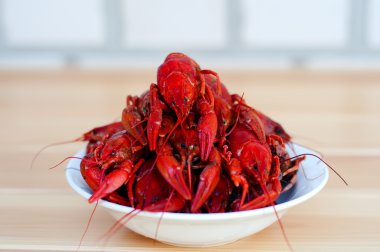 Beyaz bir kase kırmızı haşlanmış kerevit