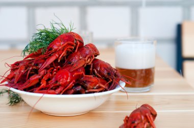 Yeşil plaka ile haşlanmış crayfishes