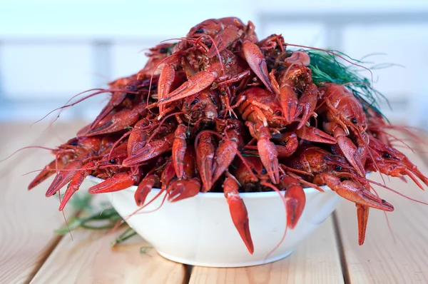 Cangrejos de río cocidos con vegetación en un plato — Foto de Stock