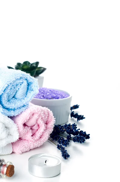 Pietre colorate e asciugamano su sfondo bianco — Foto Stock