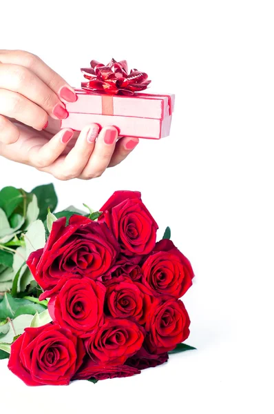 Bouquet de roses et main avec cadeau — Photo