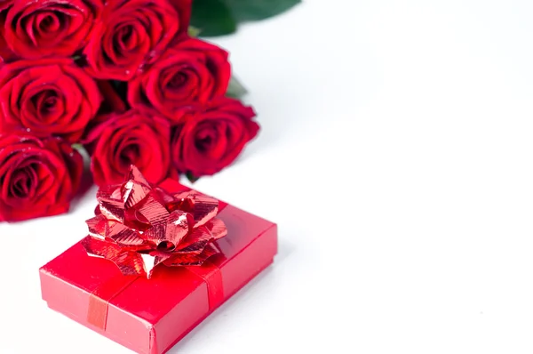 Bouquet de roses et coffret cadeau — Photo