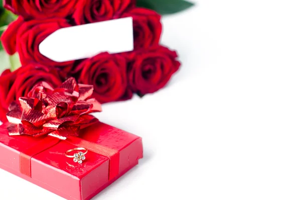 Bouquet de roses et coffret cadeau — Photo