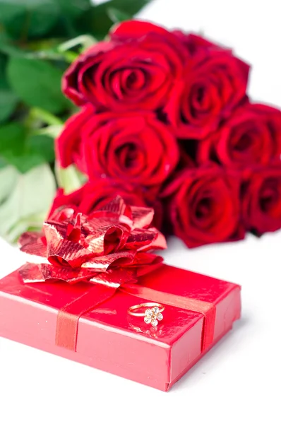 Bouquet de roses et coffret cadeau — Photo