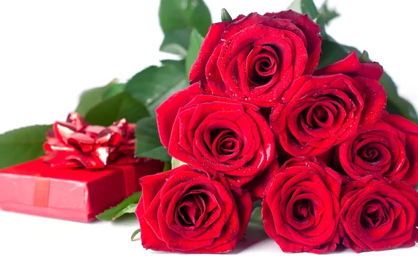 Buquê de rosas e caixa de presente — Fotografia de Stock