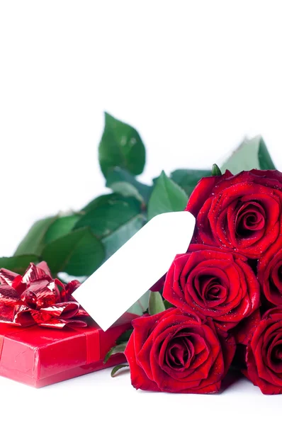 Bouquet de roses et coffret cadeau — Photo