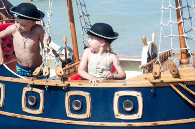 küçük çocukların bir gemiye binmek