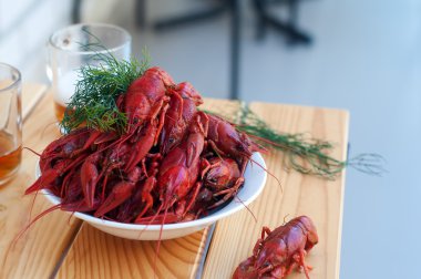 lezzetli haşlanmış crayfishes ve bira eski tablo