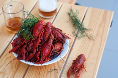 lezzetli haşlanmış crayfishes ve bira eski tablo