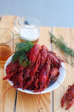 lezzetli haşlanmış crayfishes ve bira eski tablo