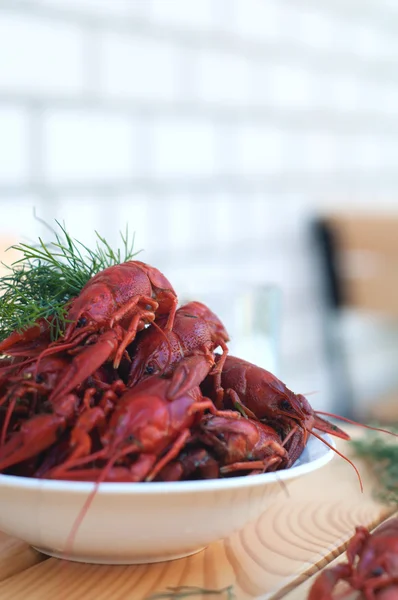 Sabroso cangrejos de río hervidos y cerveza en la mesa vieja — Foto de Stock