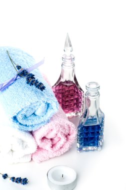 renkli taşlar ve beyaz zemin üzerine havlu