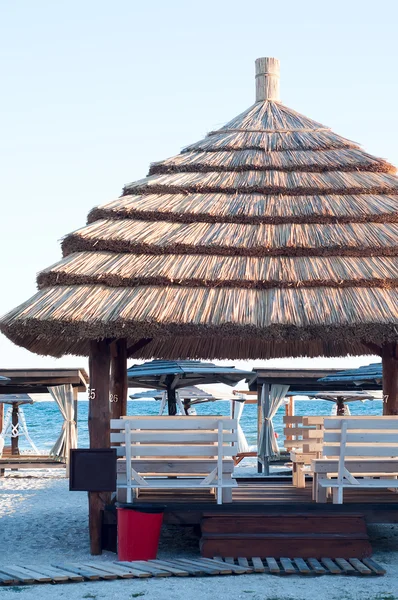 Sun loungers under an umbrella — Stock Photo, Image