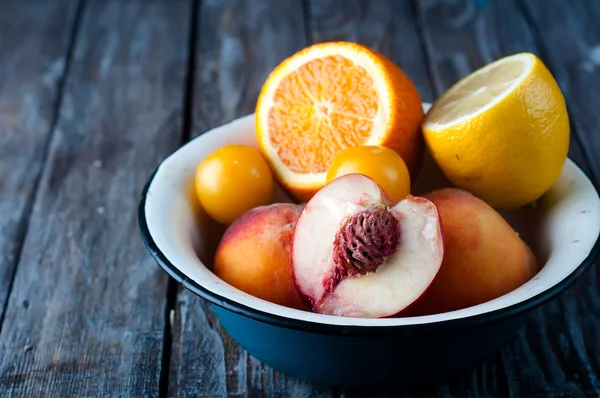 Plato con melocotón, limón y naranja — Foto de Stock