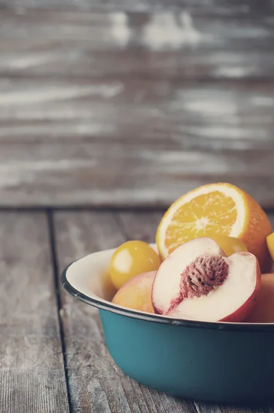Plato con melocotón, limón y naranja. Foto tonificada — Foto de Stock