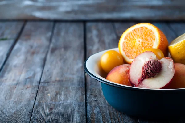 Plato con melocotón, limón y naranja — Foto de Stock