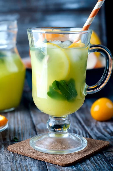 Ice Cold Lemonade With Mint — Stock Photo, Image