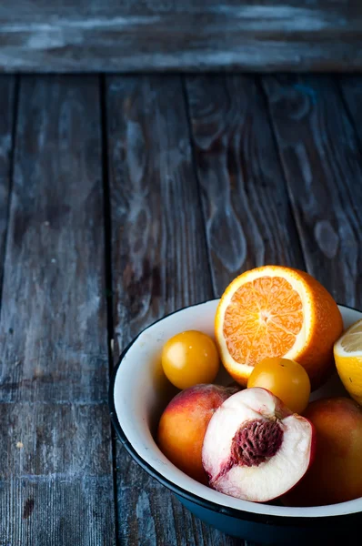 Plato con melocotón, limón y naranja — Foto de Stock