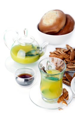 beyaz zemin üzerine nane ile çay