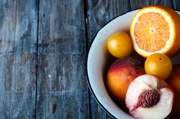 Tallrik med persika, citron och apelsin — Stockfoto