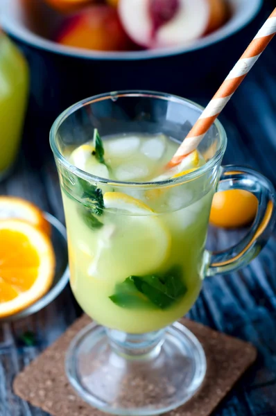 Eiskalte Limonade mit Minze — Stockfoto