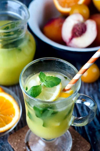 Verfrissende limonade drinken en rijpe vruchten — Stockfoto