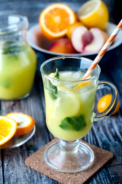 Ice koude limonade met munt — Stockfoto