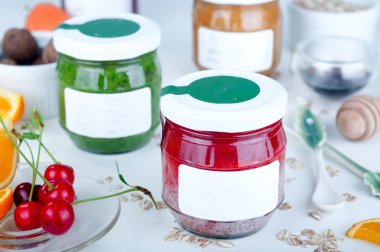 Chia çilek püresi bir kavanoz içinde