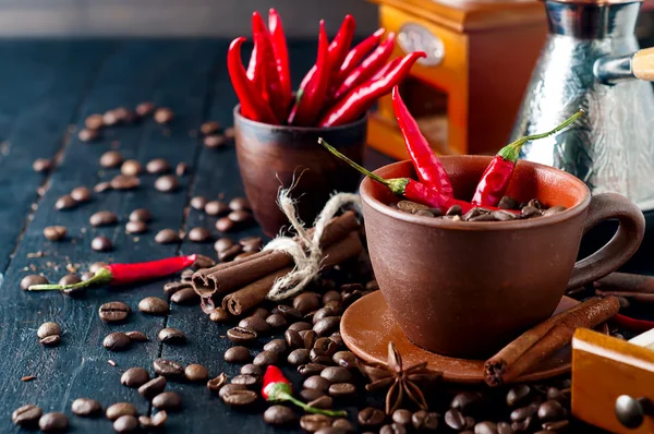 Kaffeebohnen und rote Chilischoten — Stockfoto