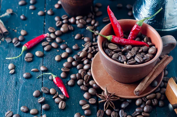 Kaffe bönor och röd kylig paprika — Stockfoto